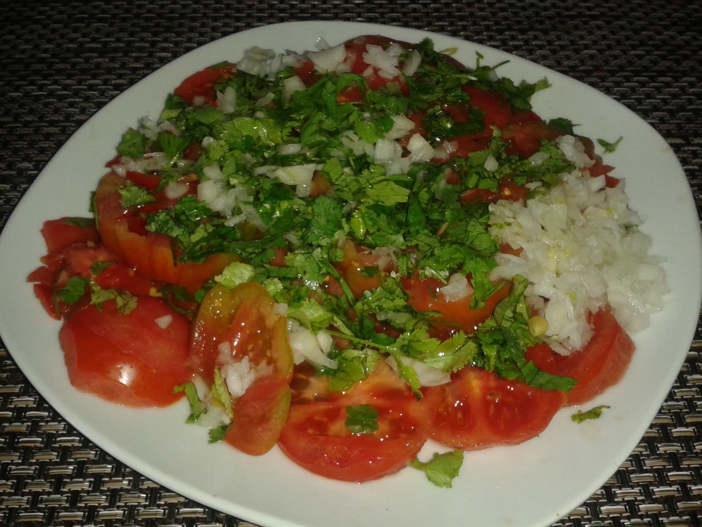 Domates, soğan ve yeşillik salatası
