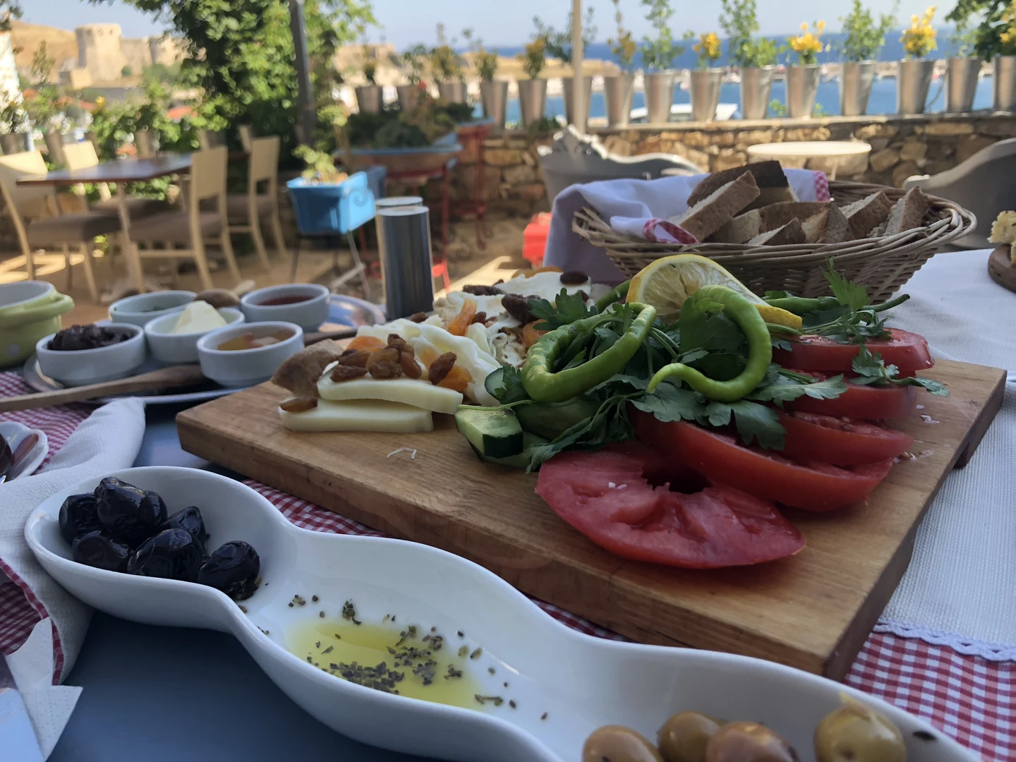 Sebze, peynir, zeytin ve ekmekle hazırlanmış Türk kahvaltı sofrası